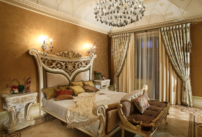bed in het interieur in barokstijl