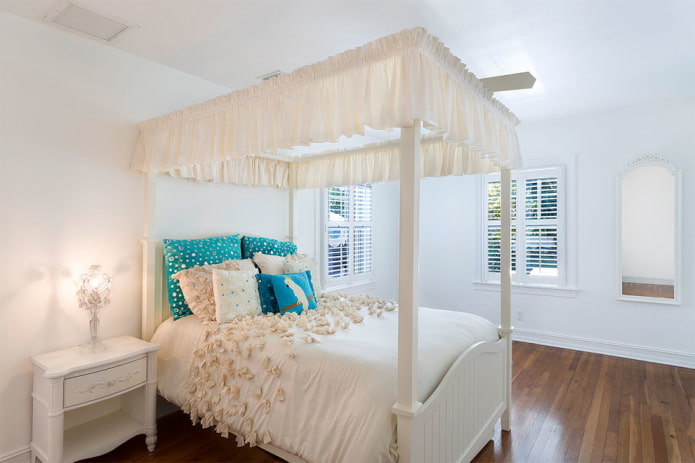 wit bed in het slaapkamerinterieur