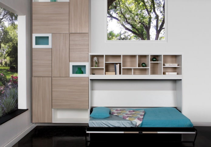 bed verborgen in de muur in het interieur