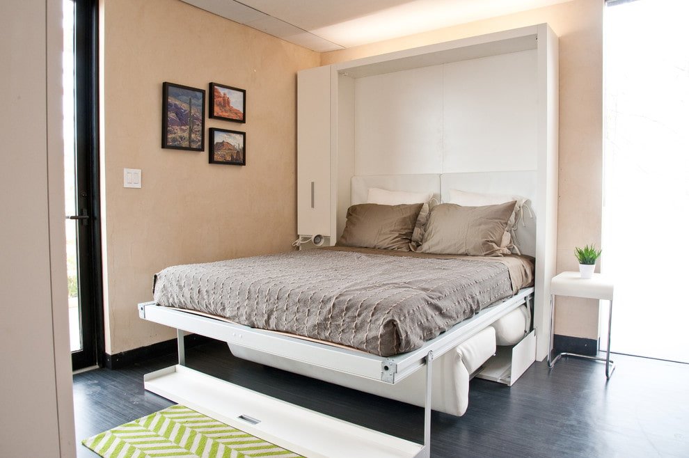 Kledingkastbed met hefmechanisme