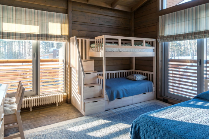 stapelbed van hout in het interieur