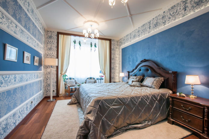 houten bed met een zacht hoofdbord aan de binnenkant