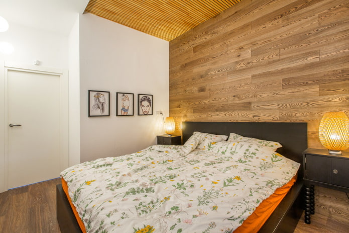 zwart houten bed in het interieur