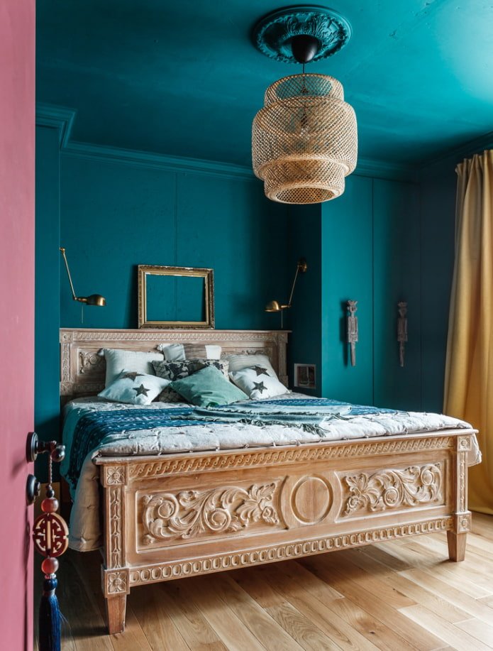 houten bed met gesneden hoofdborden in het interieur
