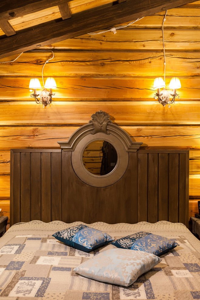 houten bed met gesneden hoofdborden aan de binnenkant