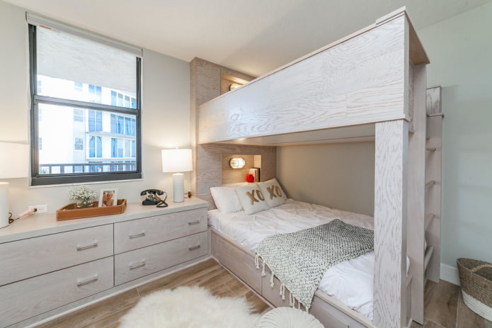 stapelbed van hout in het interieur