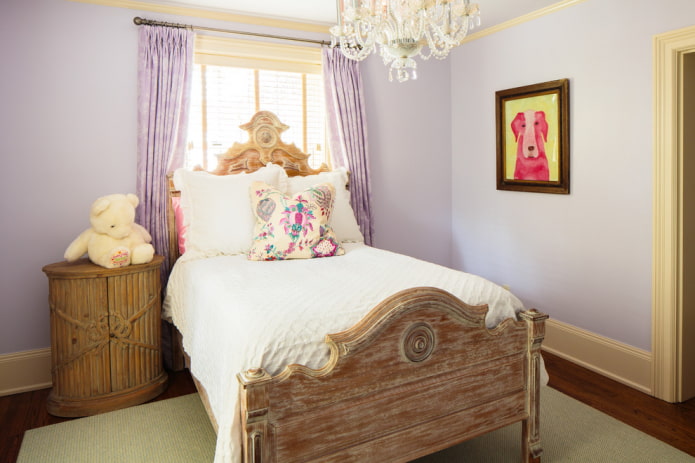 antiek houten bed in het interieur