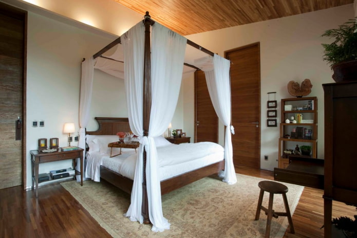 houten hemelbed in het interieur