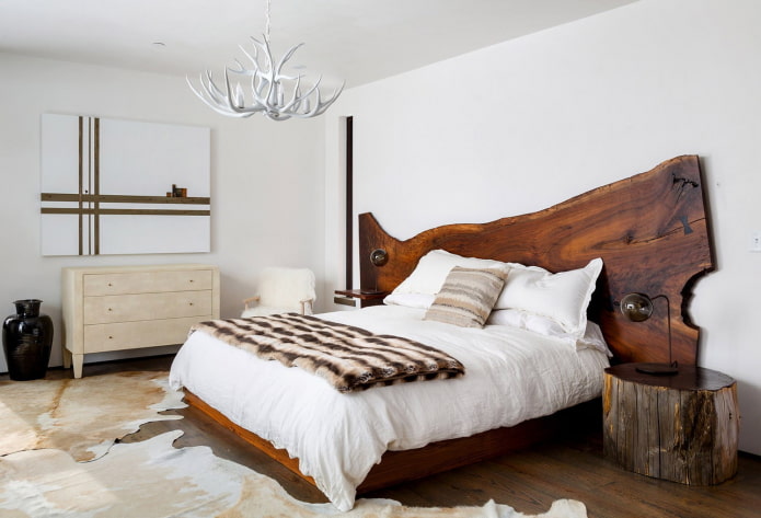 bed met plaat in het interieur