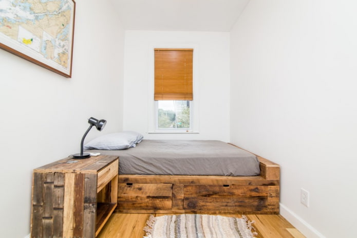 geborsteld houten bed in het interieur