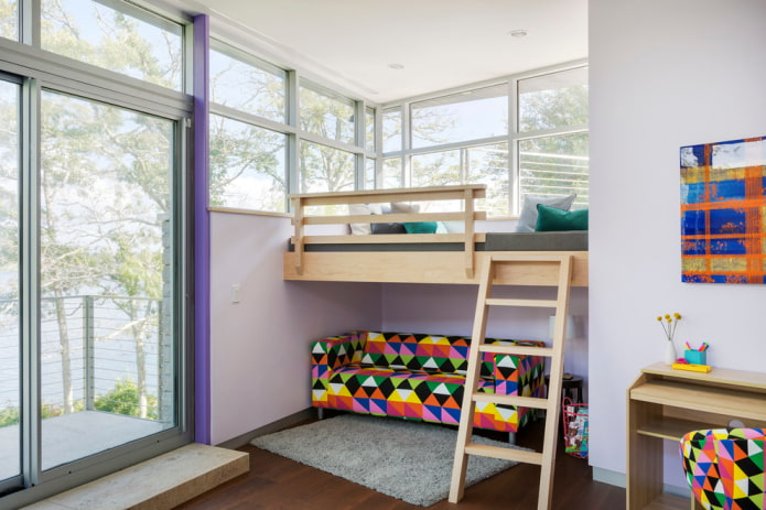 houten hoogslaper in het interieur