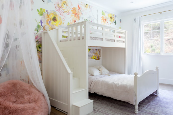 houten bed in een meisjeskamer