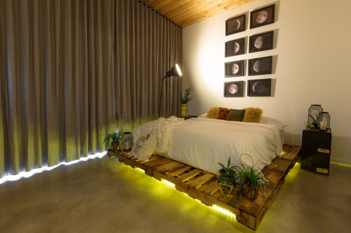 houten podiumbed in het interieur