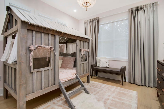 houten huisbed in het interieur