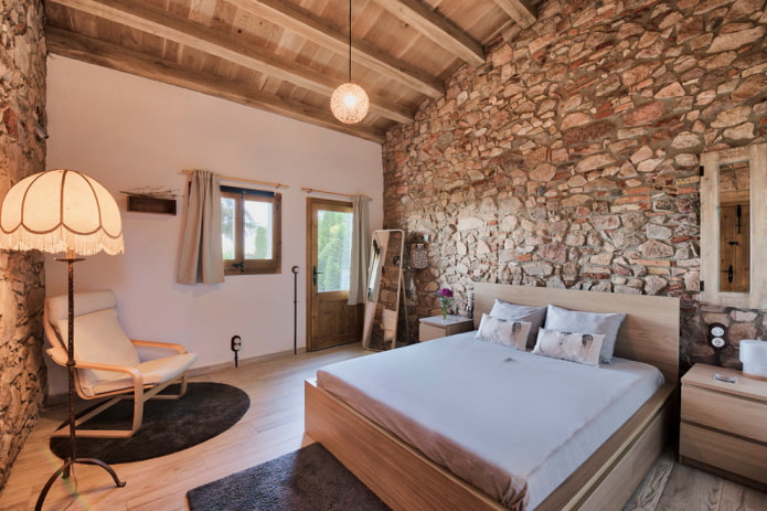 tweepersoonsbed van hout in het interieur