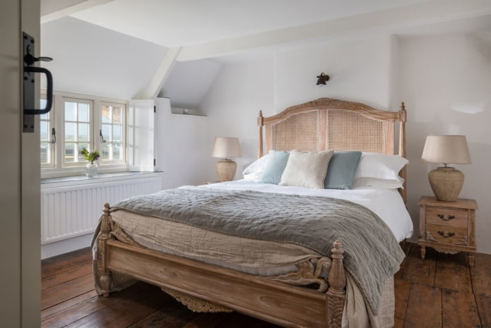 antiek houten bed in het interieur