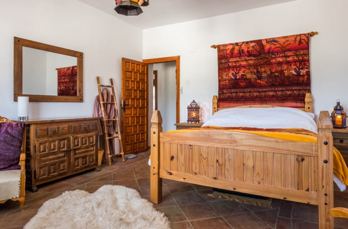 houten bed in het interieur