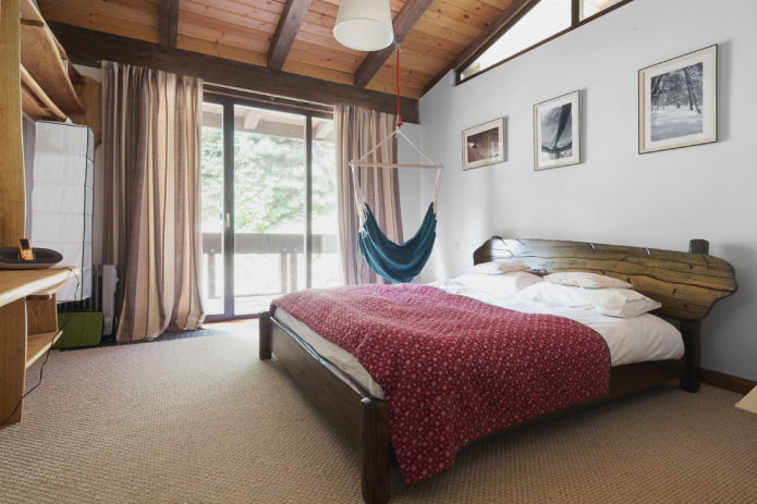 houten bed in de slaapkamer