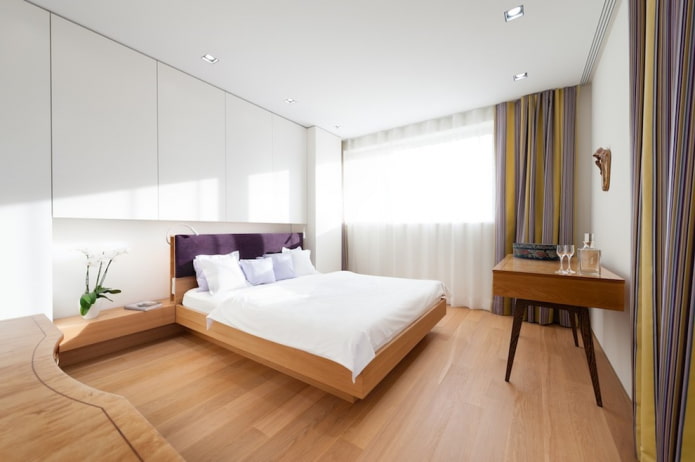 houten bed in de slaapkamer