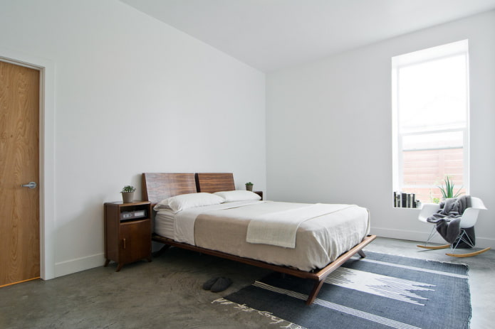 houten bed in de slaapkamer