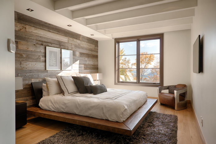 laag houten bed in het interieur