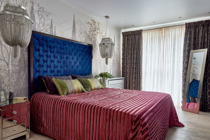 bed met velours hoofdbord in het interieur