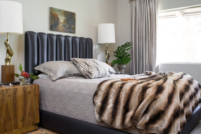 bed met leren hoofdbord in het interieur