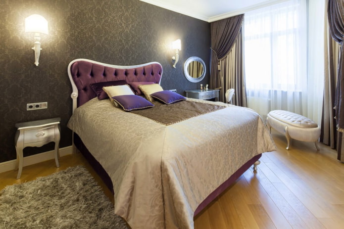 bed met paars hoofdeinde in het interieur