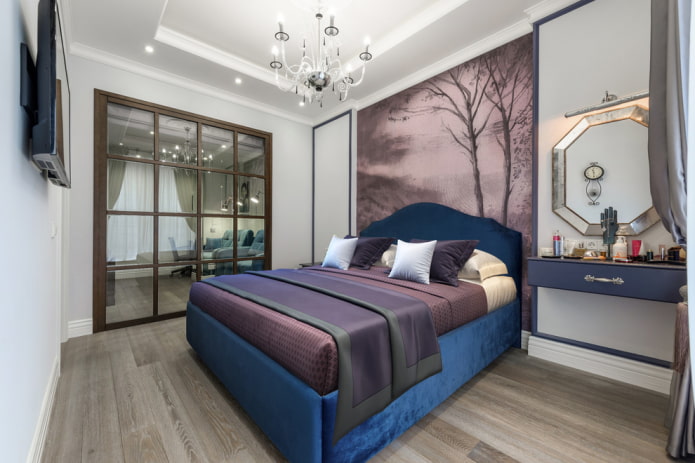 bed met blauw hoofdeinde in het interieur
