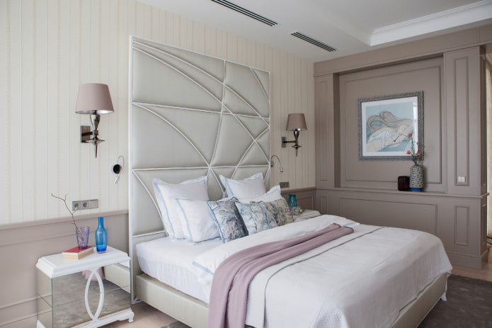 bed met een hoog hoofdbord in het interieur