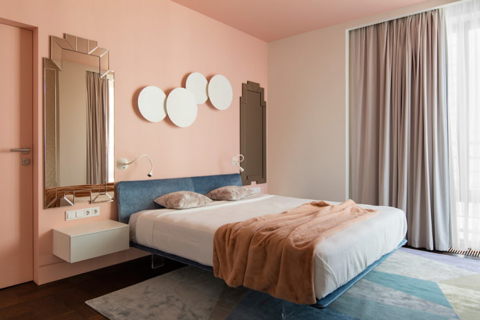 bed met een laag hoofdeinde in het interieur