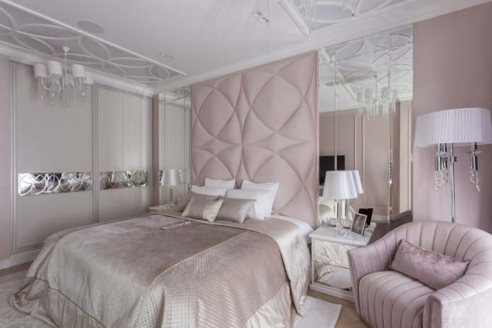 bed met een hoog hoofdbord in het interieur