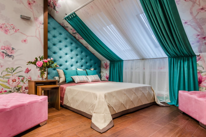 bed met turquoise hoofdbord in het interieur