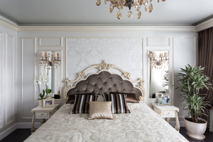 bed met een gefigureerd hoofdbord aan de binnenkant