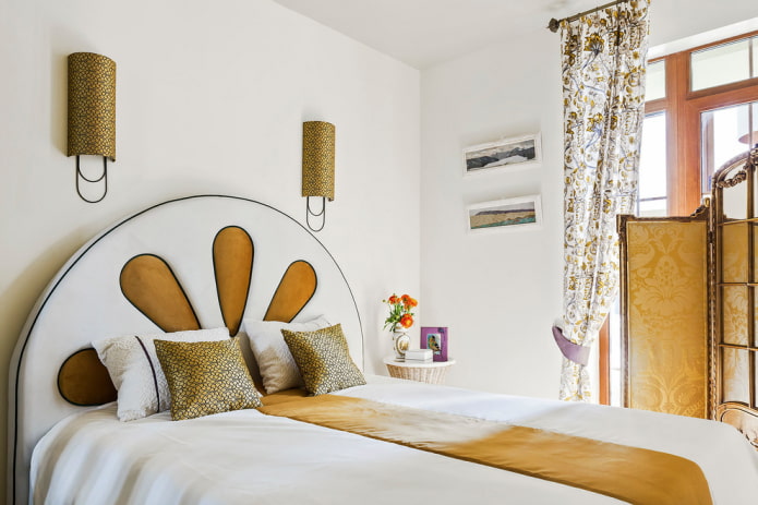 bed met een rond hoofdbord in het interieur