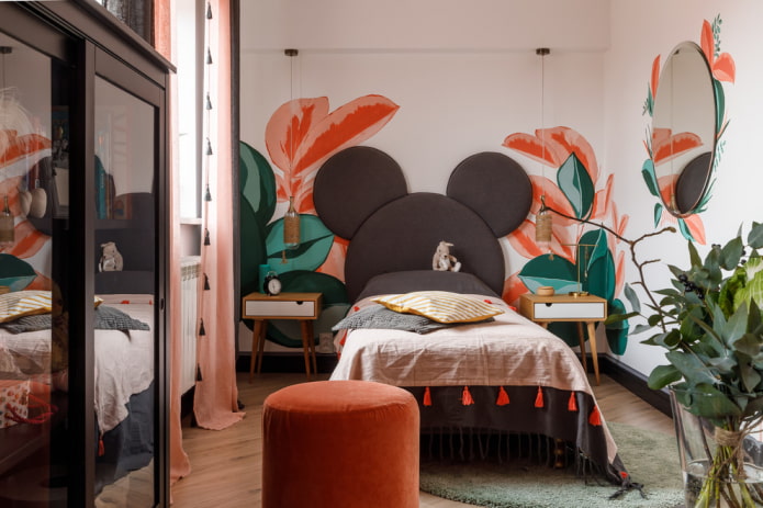 bed met een zacht hoofdeinde in een kinderkamer