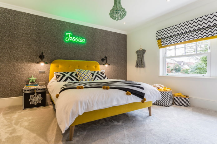 bed met een zacht hoofdeinde in een tienerkamer