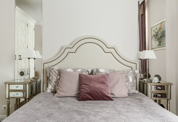 bed met gefigureerd hoofdbord van eco-leer in het interieur