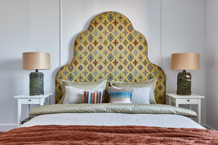 bed met een gekleurd hoofdbord in het interieur
