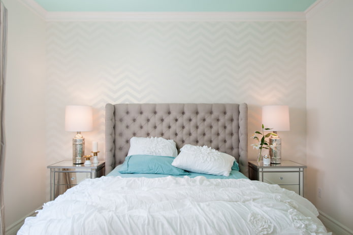 bed met een rechthoekig hoofdbord in het interieur