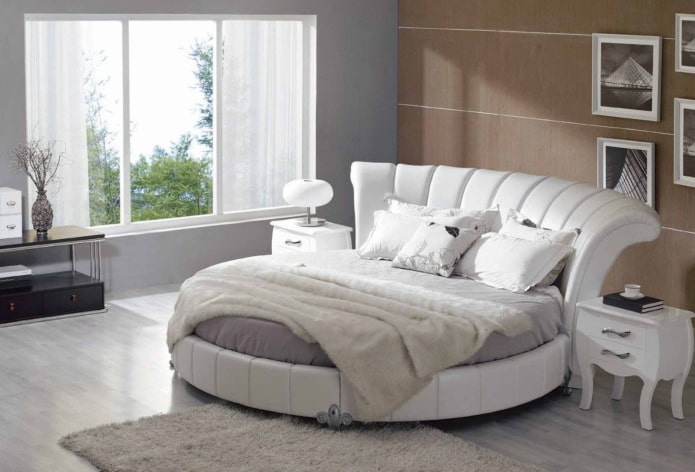 bed met gebogen hoofdeinde in het interieur