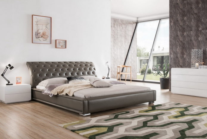 bed met gebogen hoofdeinde in het interieur