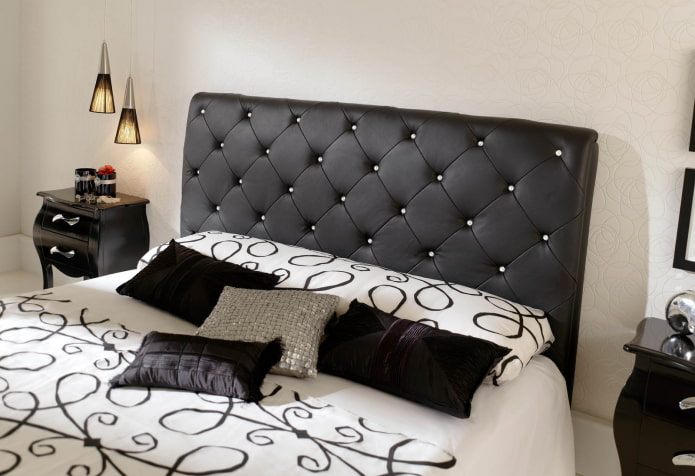 hoofdbord van het bed met strass-steentjes in het interieur