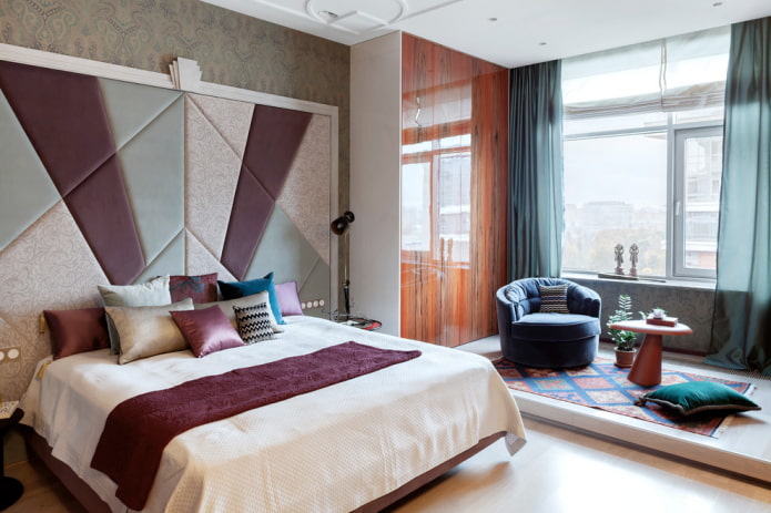 bed met een groot hoofdbord in het interieur