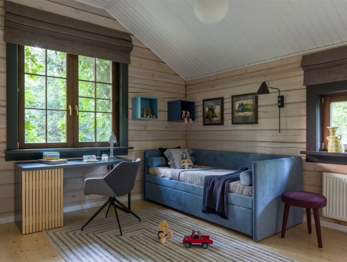 bed met drie zachte hoofdborden in het interieur