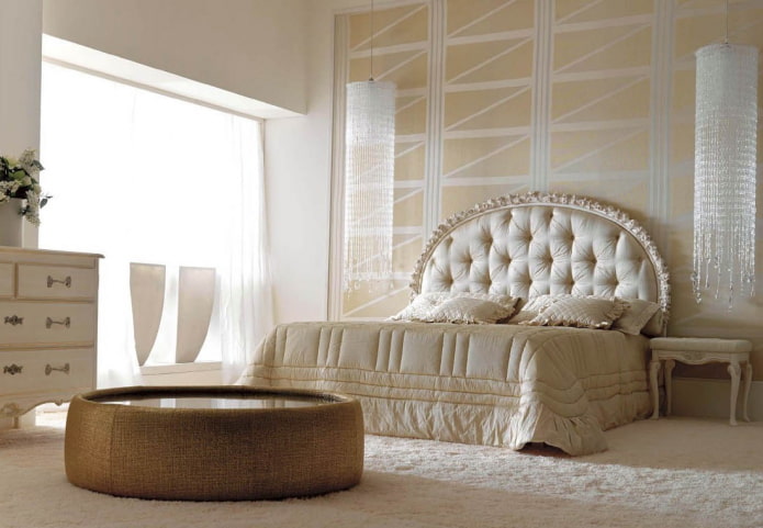 bed met een rond hoofdeinde in het interieur