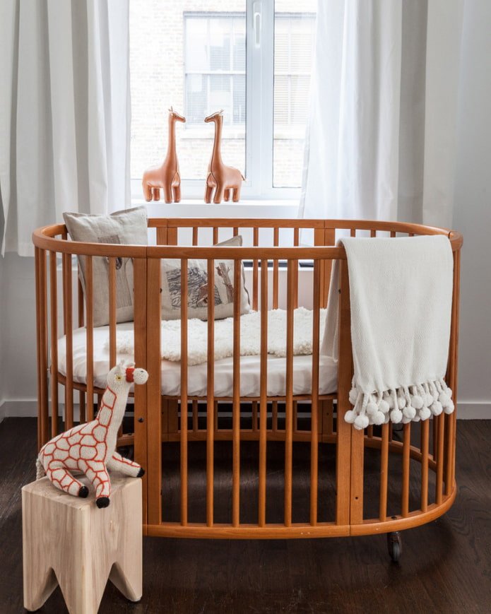 ovaal babybedje in het interieur