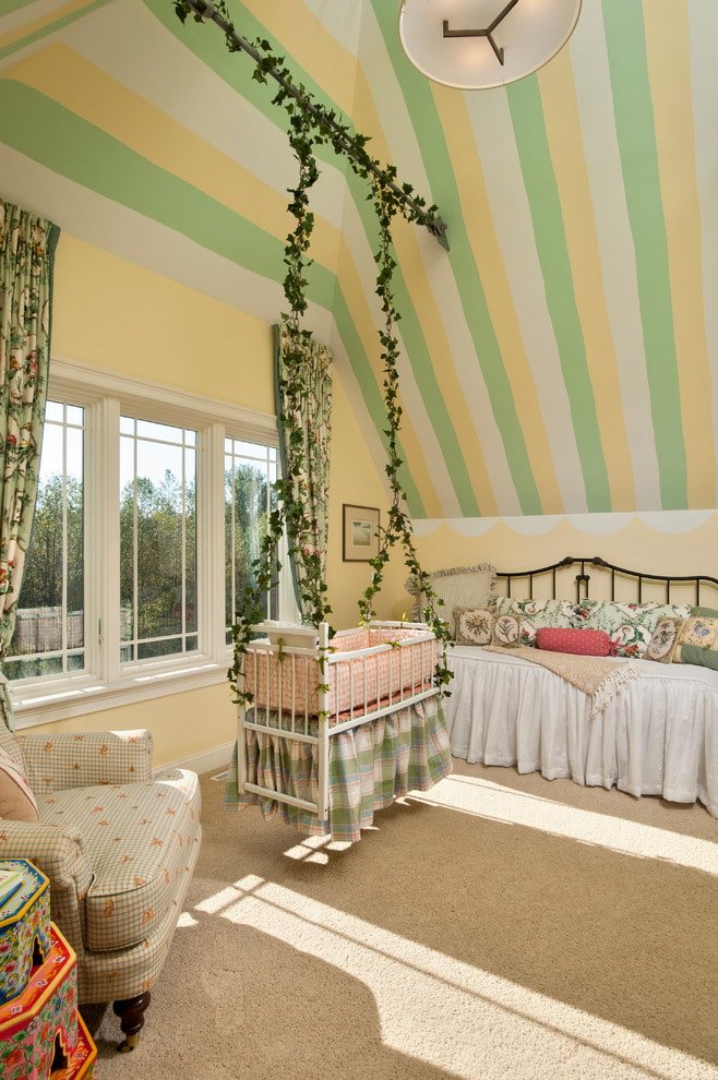 ongebruikelijk ontwerp van een babybedje in het interieur