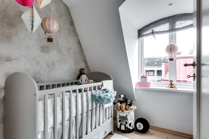 grijze wieg voor een baby in het interieur