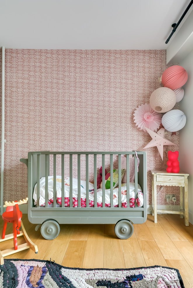ongebruikelijk ontwerp van een babybedje in het interieur